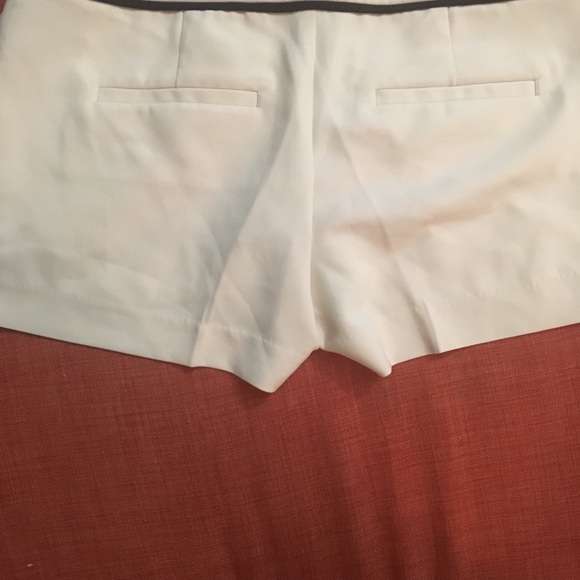 Super cute cream shorts - Picture 2 of 5